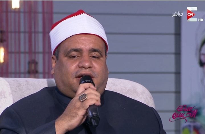 بالفيديو الشيخ المصري يغني لام كلثوم بالزي الازهري وعلى الهواء مباشرة