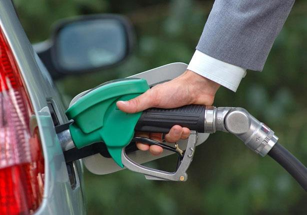 يُفضل ملء خزان الوقود في السيارة بالكامل لمنع تراكم الهواء والرطوبة